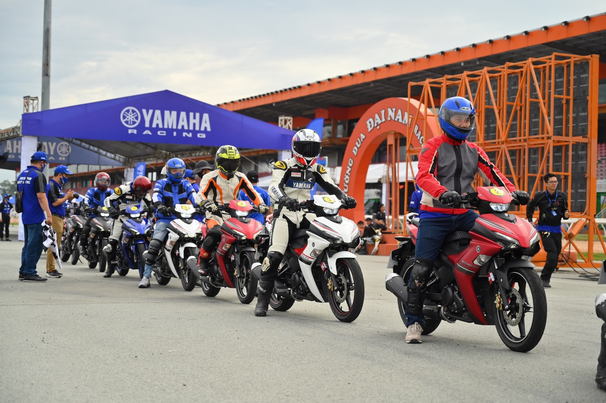 Co hoi trai nghiem Exciter 155 VVA tai truong dua Circuit Run hinh anh