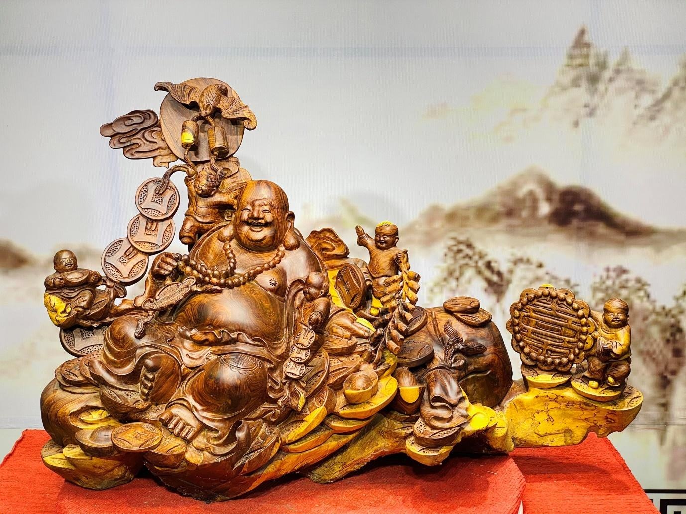 Sam tuong trung bay phong khach tai Do go Manh Son hinh anh