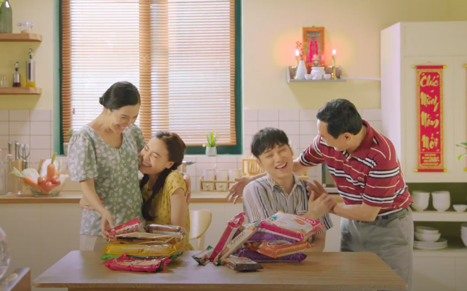 Truc Nhan bat tay Ninh Duong Lan Ngoc giai noi lo bep nuc ngay Tet hinh anh