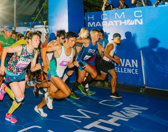 Giai Salonpas HCMC Marathon don cho ky luc moi hinh anh