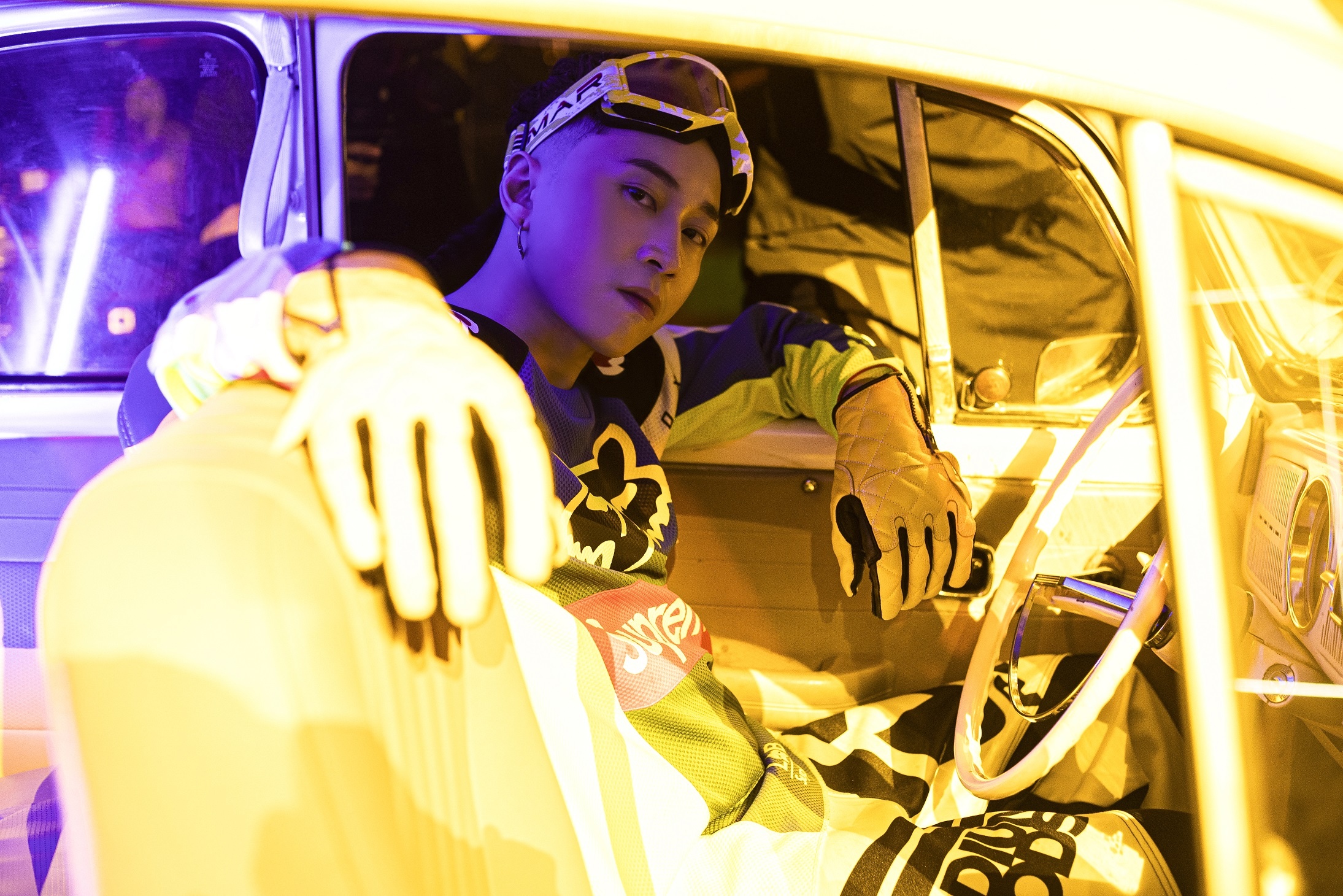 Oppo Reno5 xuat hien trong MV 'Dem nay khong ngu' cua Karik hinh anh