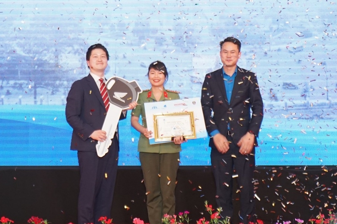 Trao giai cuoc thi 'Thanh nien voi van hoa giao thong' nam 2020 hinh anh