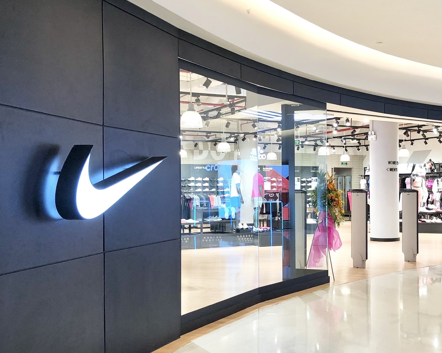 Nike Crescent Mall tro lai voi dien mao moi hinh anh