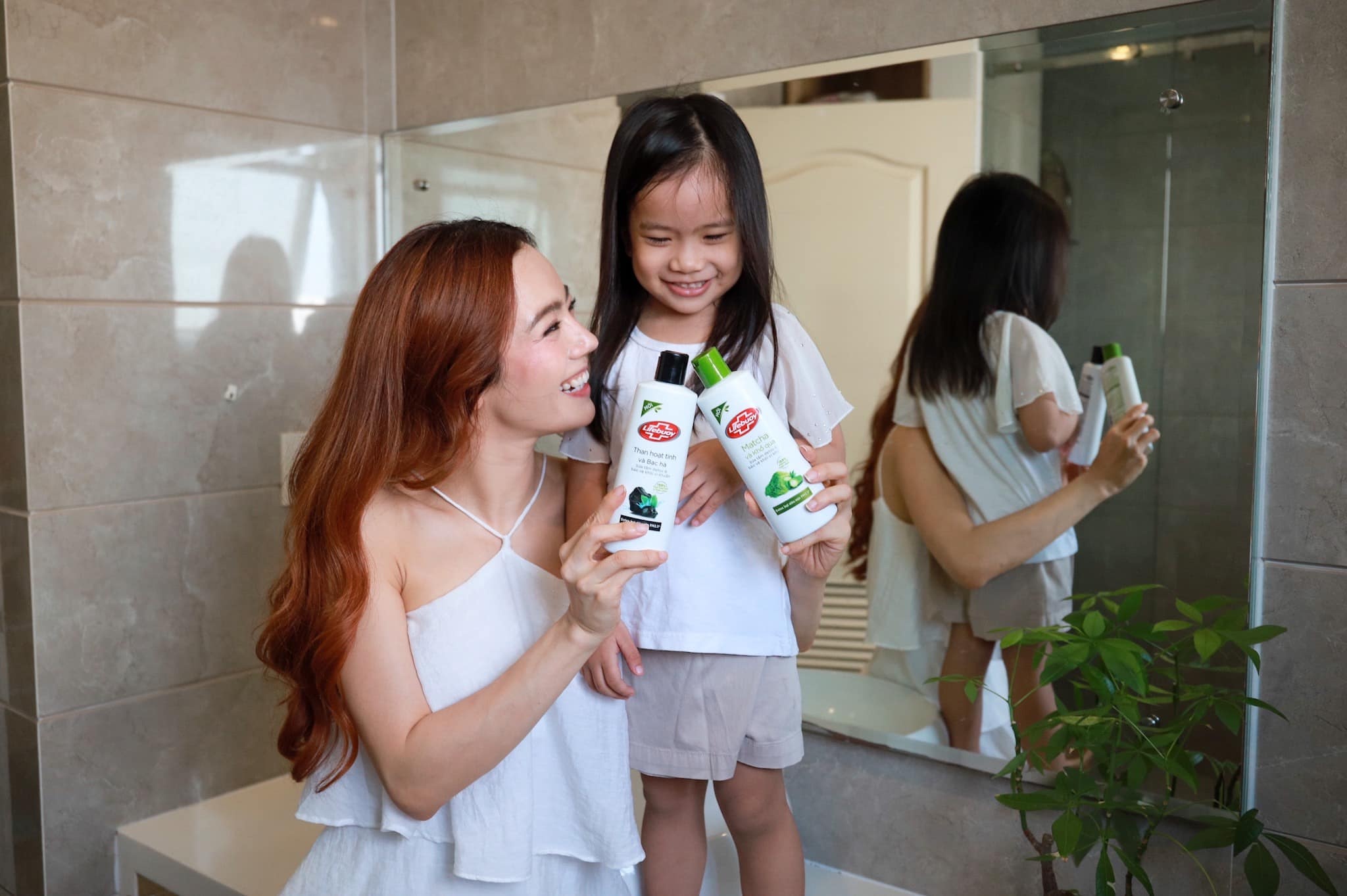 Trang Lou, Emmi Hoang chia se meo cham soc da cho ca gia dinh hinh anh