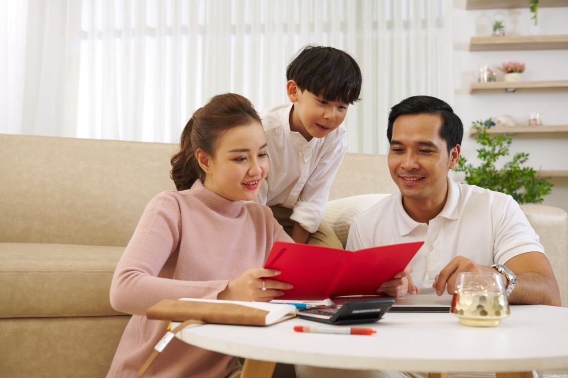 Bo me hien dai biet cach buong tay de con khon lon hinh anh