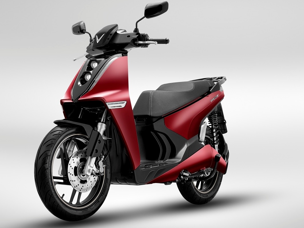 VinFast ra mat 2 mau xe may dien, cong bo mo hinh mua sam O2O hinh anh