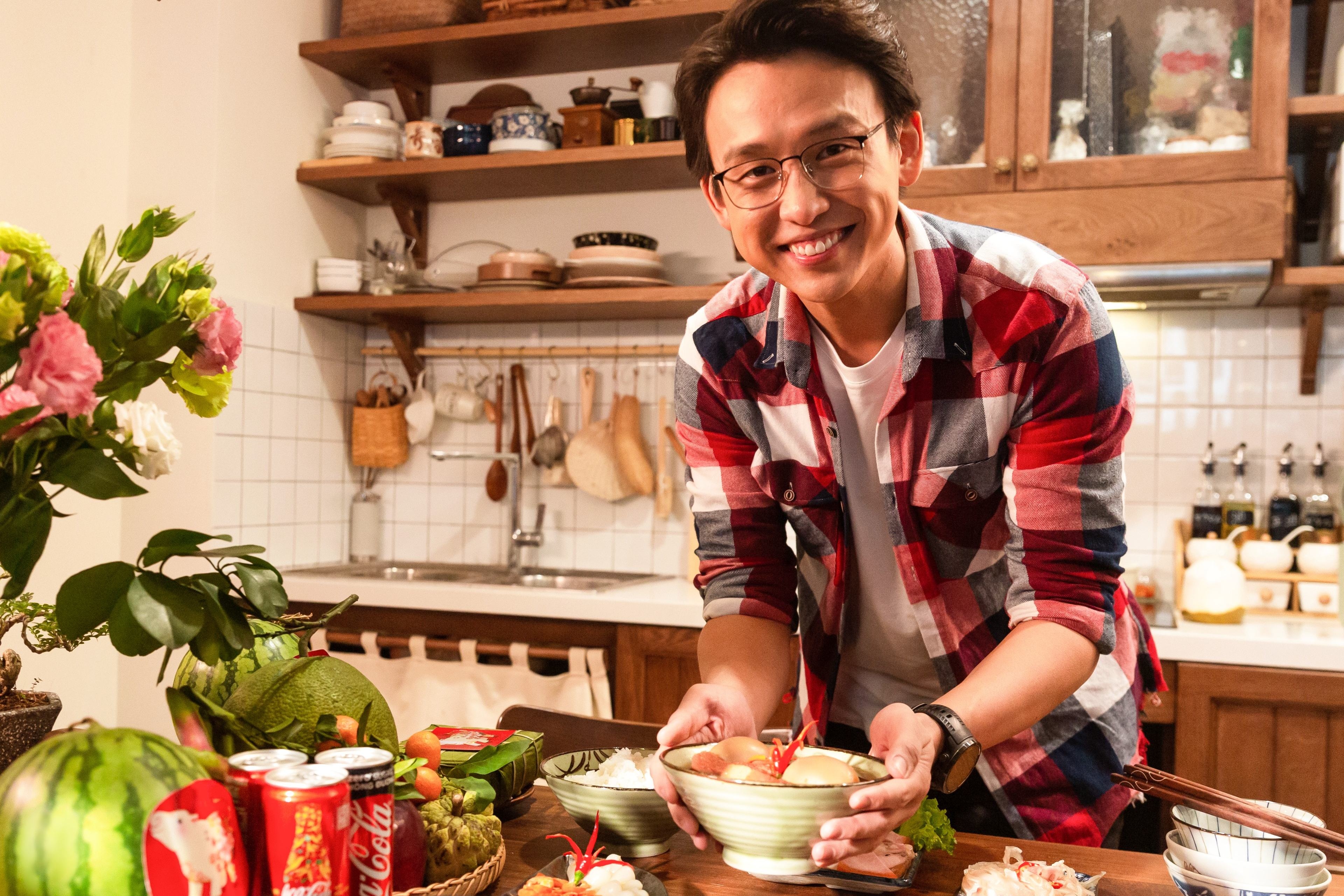 Quang Bao va nhieu nghe si tro tai nau an trong thu thach Tet dieu ky hinh anh