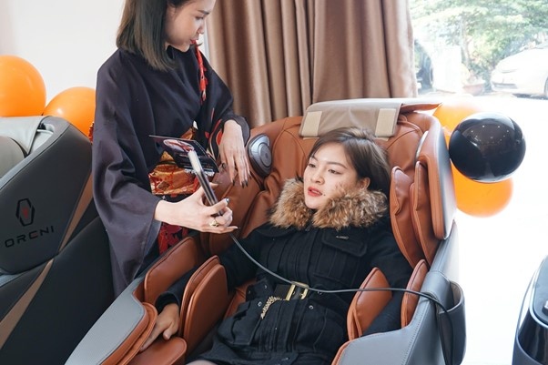 Oreni uu dai lon dip khai truong showroom Dong Da, Ha Noi hinh anh