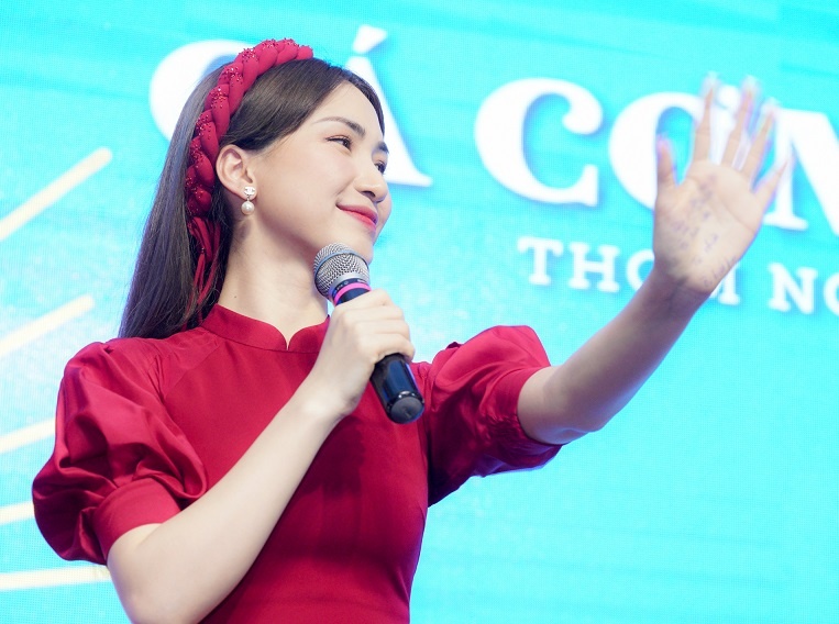 Hoa Minzy hat live ca khuc moi sap ra mat hinh anh