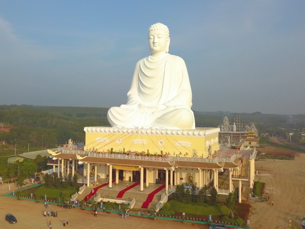 Video - Tuong Phat ngoi 73 m tai Binh Phuoc hinh anh