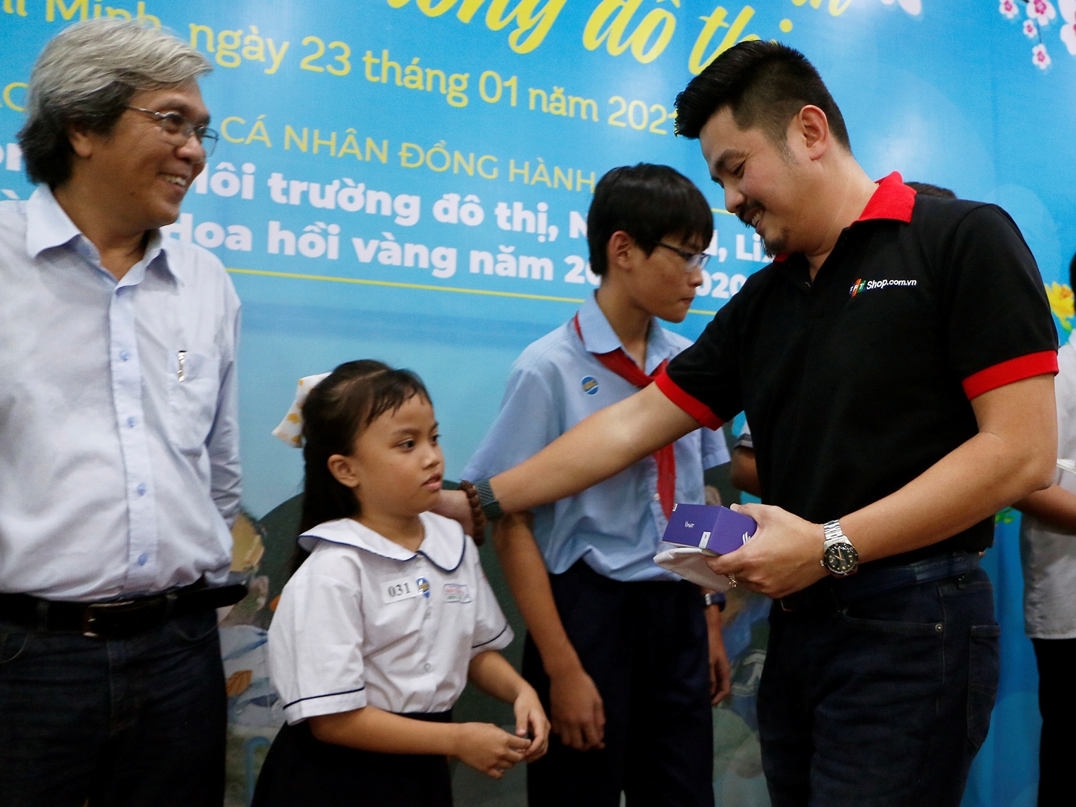 FPT Shop mang xuan den cac gia dinh cong nhan kho khan hinh anh