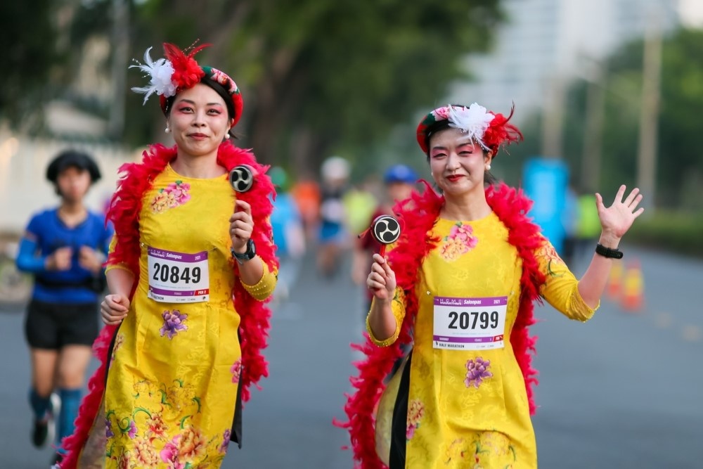 Giai Salonpas HCMC Marathon thu hut hon 10.000 nguoi hinh anh