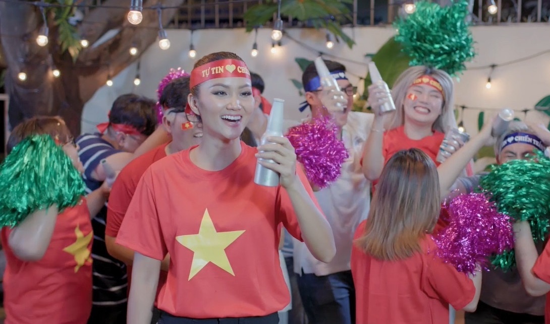 Gioi tre tham gia thu thach 'Chuyen lon nhom' de bao ve moi truong hinh anh