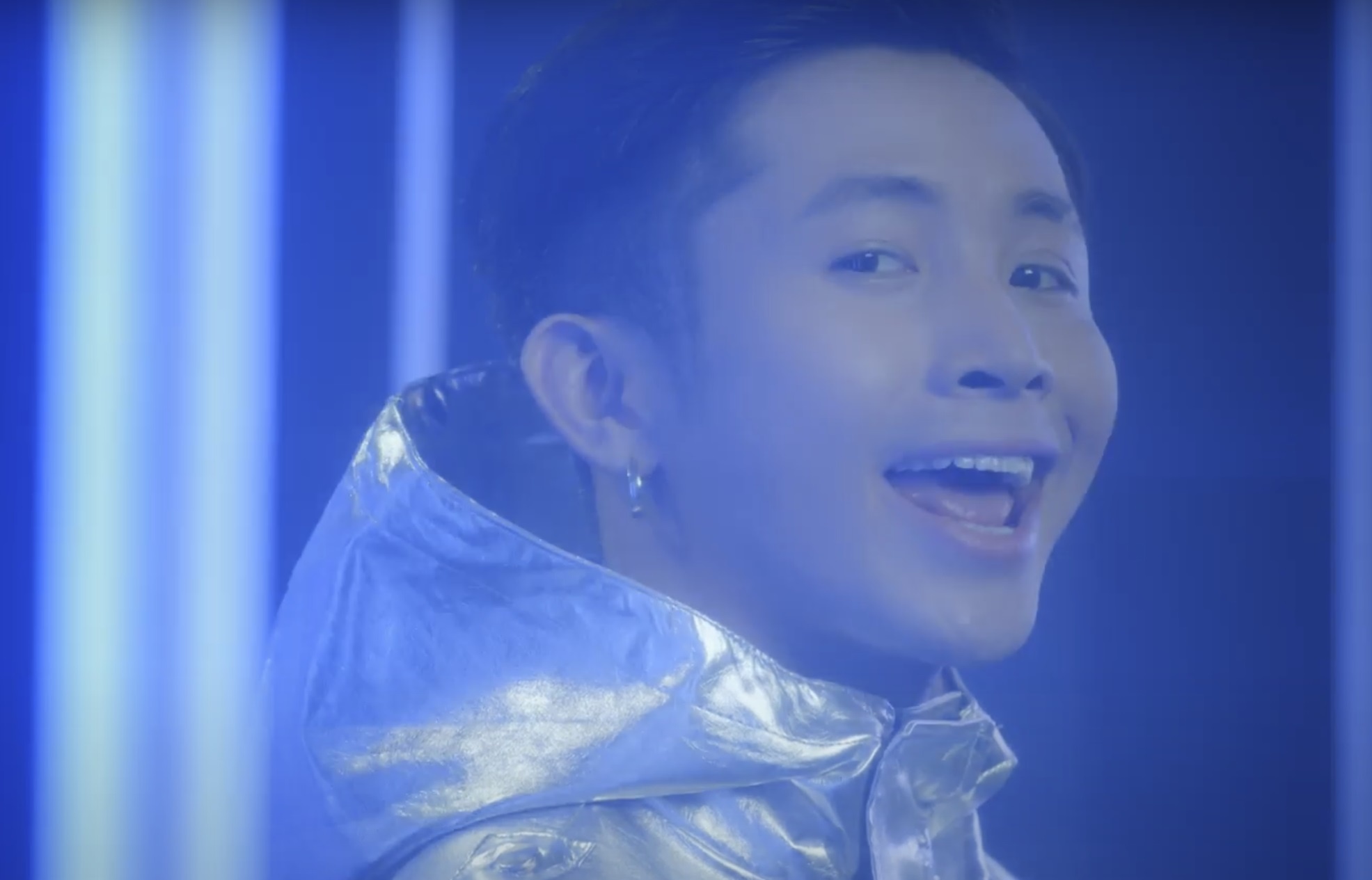 Ricky Star chi fan cach mua nhieu do van tiet kiem trong MV moi hinh anh