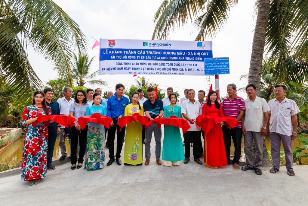 Khang Dien trao tang 2 cay cau cho nguoi dan Tien Giang hinh anh