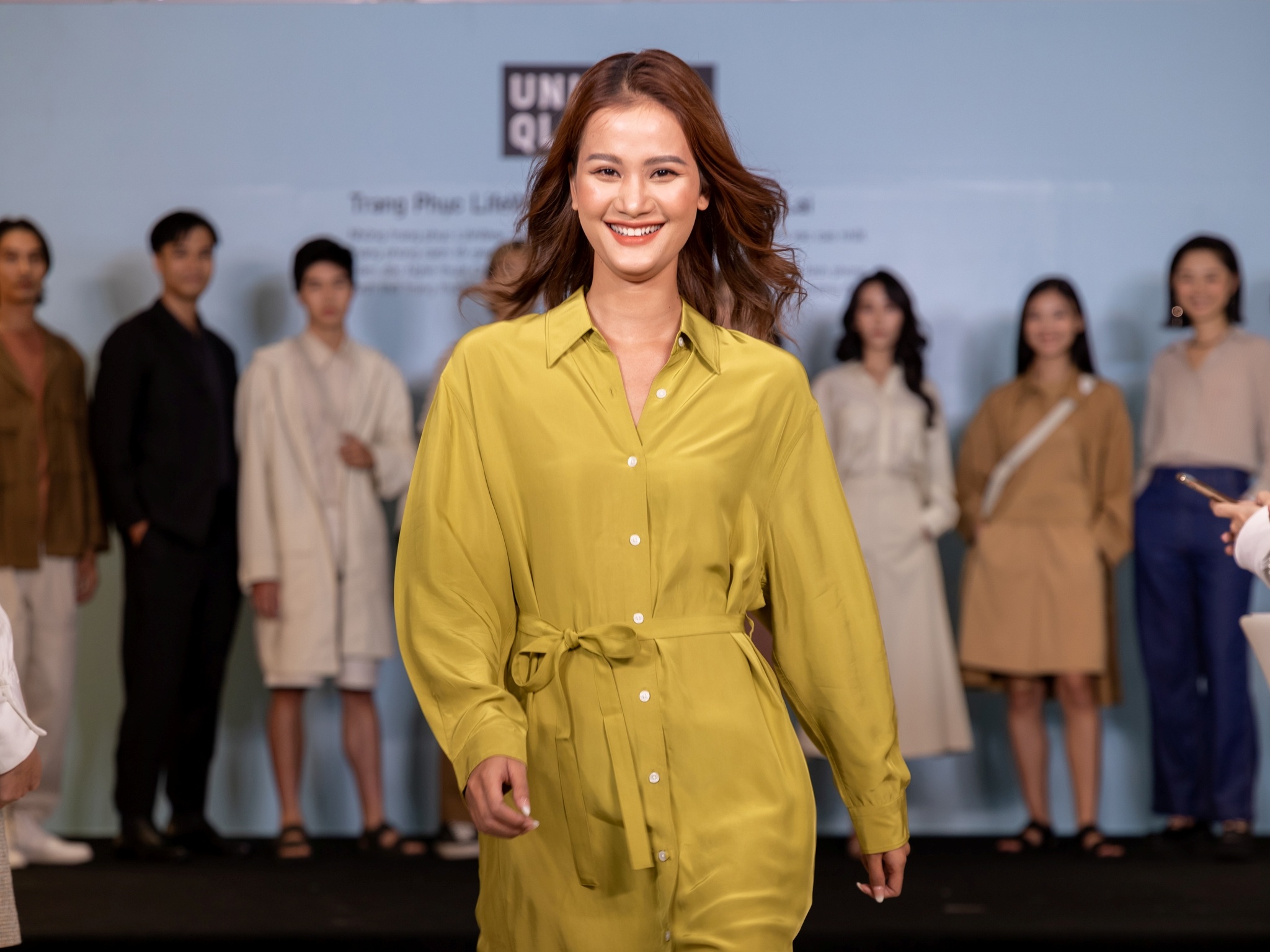 BST Uniqlo U thu 10 mang sac mau am ap cua NTK Christophe Lemaire hinh anh