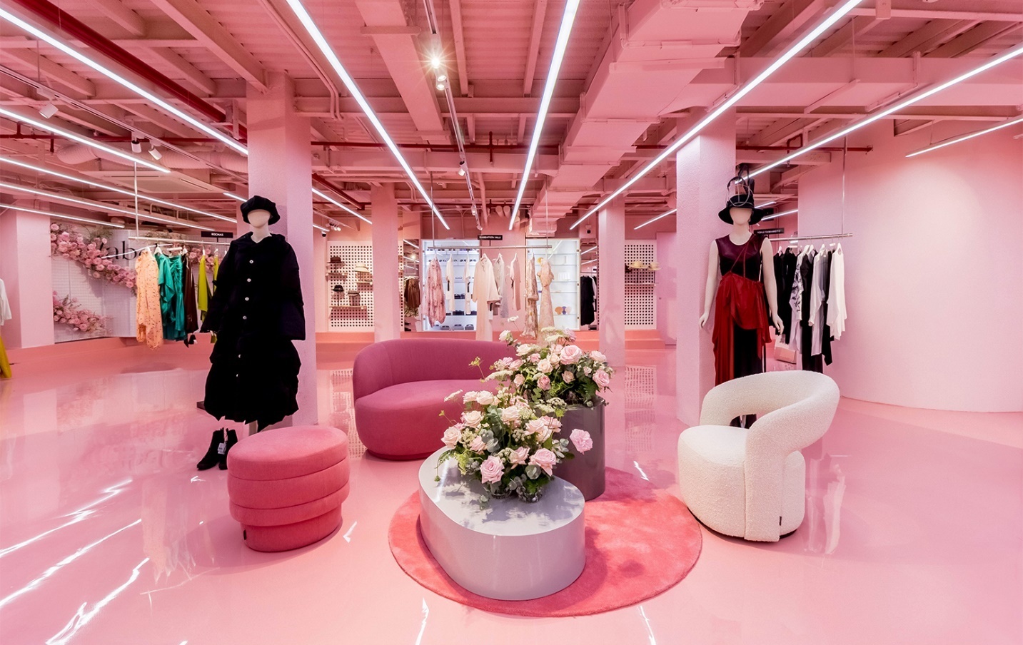 Cua hang thoi trang da thuong hieu 1.700 m2 khai truong tai pho di bo hinh anh