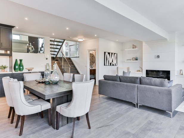 Bien hoa phong khach quen thuoc don nam moi hinh anh