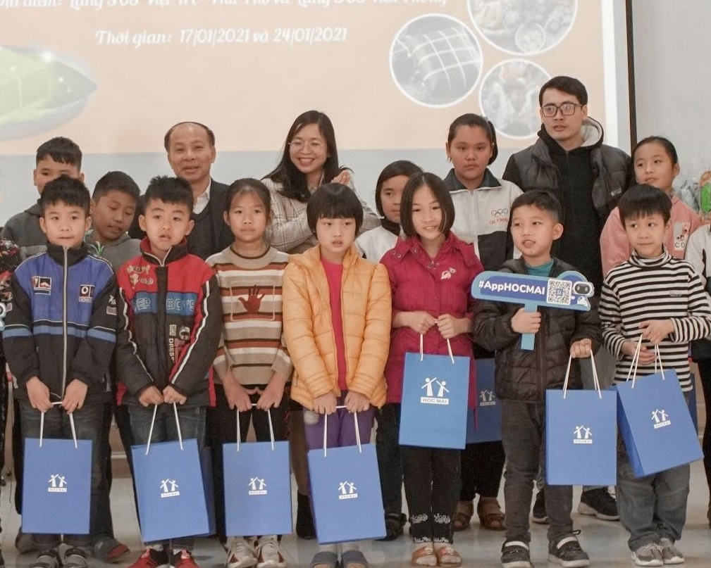 Tet den som voi Lang tre em SOS hinh anh