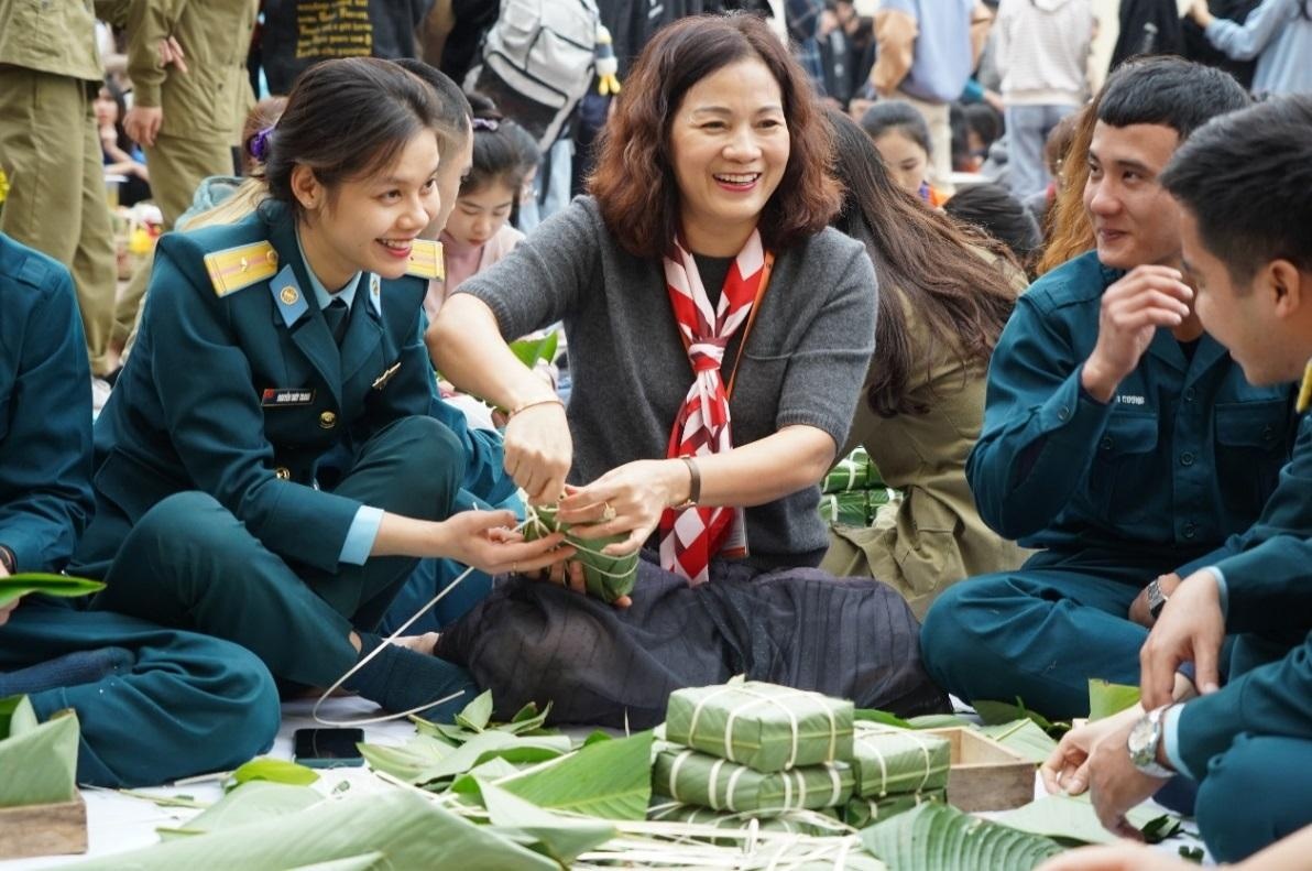 Truong dai hoc 10 nam goi banh, mang Tet den nguoi ngheo hinh anh