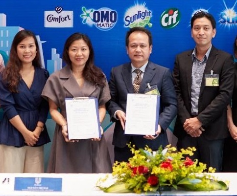 Thiet bi nha bep Malloca hop tac chiec luoc voi Unilever hinh anh