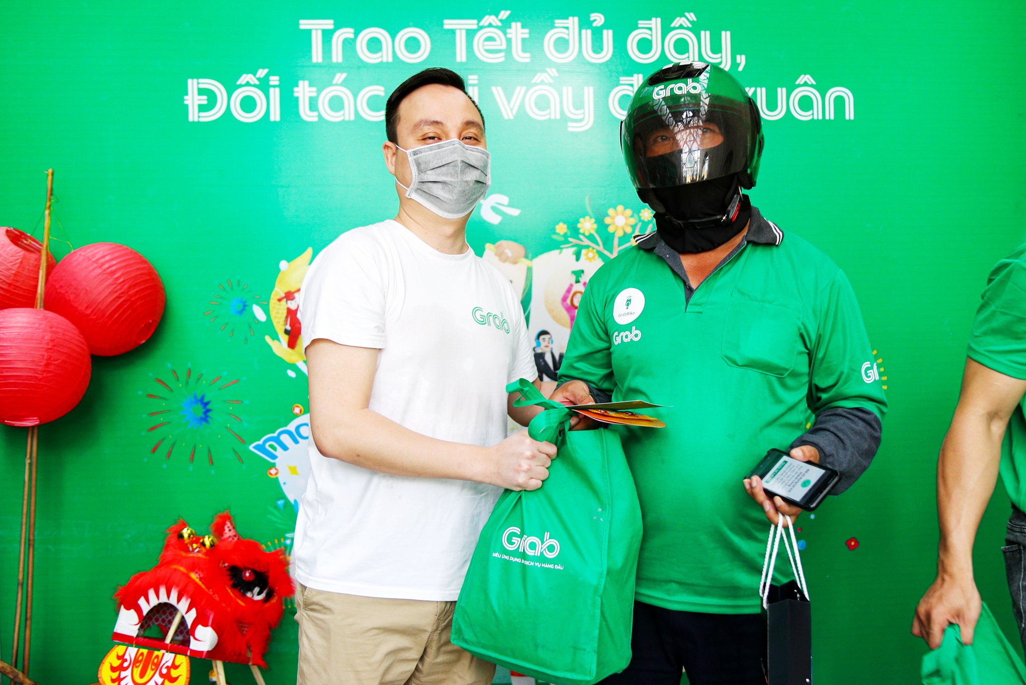 Cung Grab chung tay,  trao Tet du day anh 1