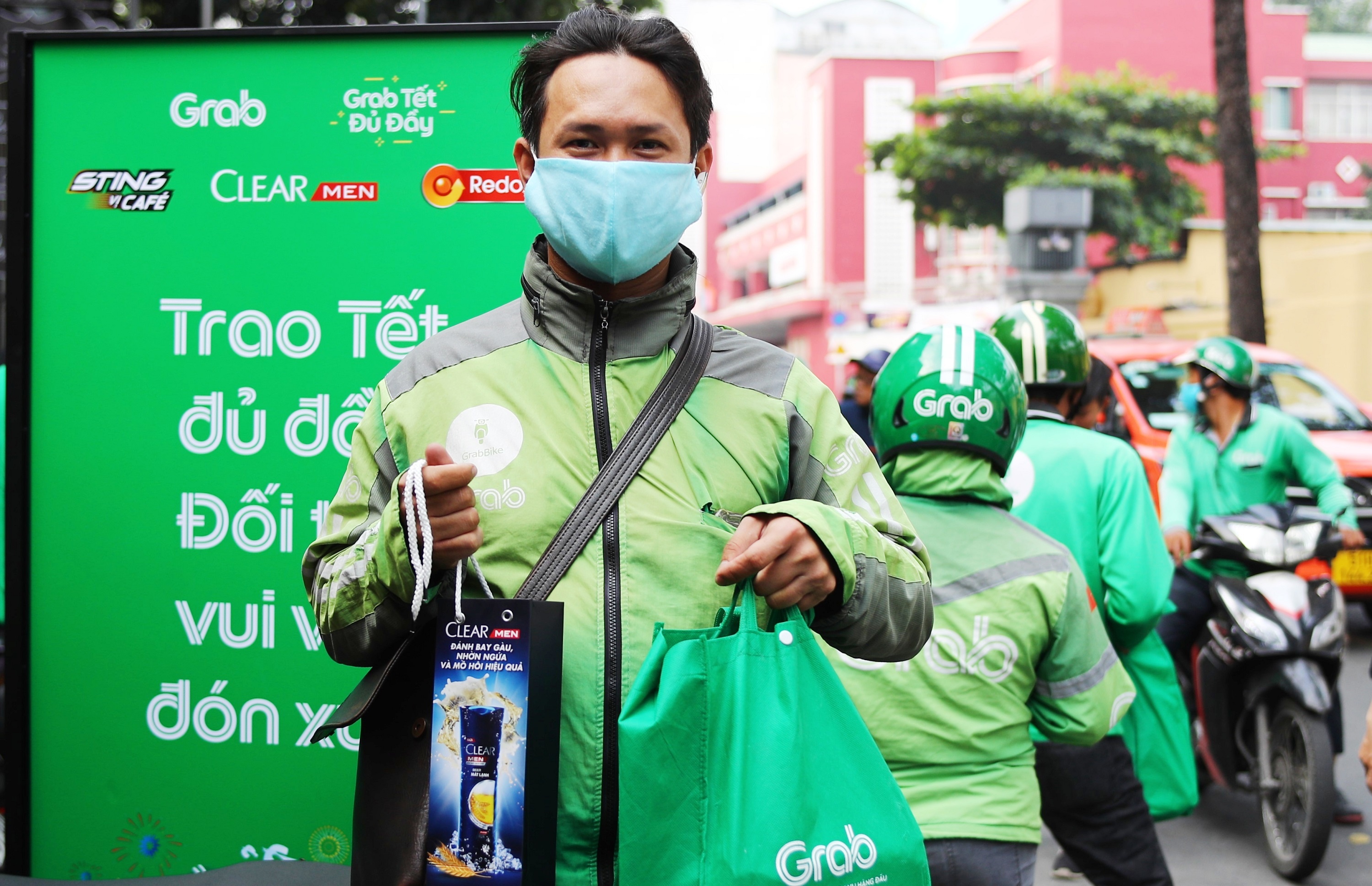 Cung Grab chung tay,  trao Tet du day anh 7