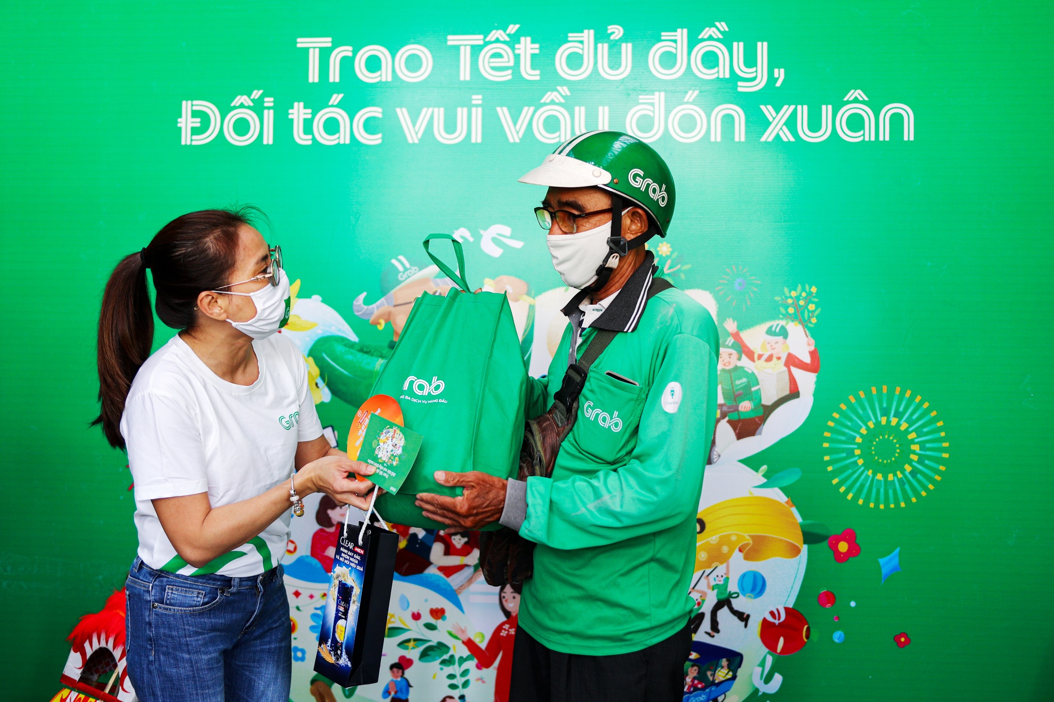 Cung Grab chung tay,  trao Tet du day anh 2
