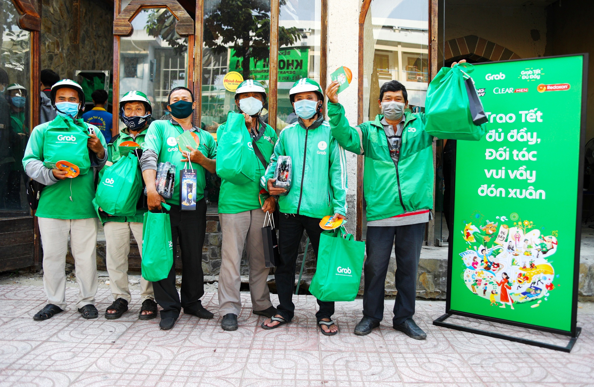 Cung Grab chung tay,  trao Tet du day anh 9
