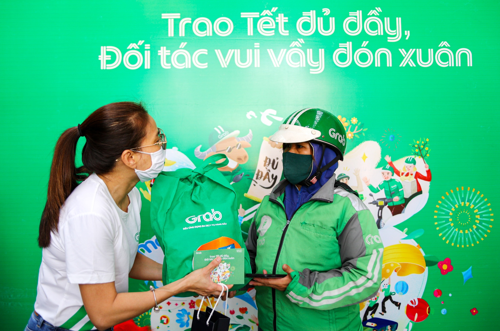 Cung Grab chung tay,  trao Tet du day anh 6