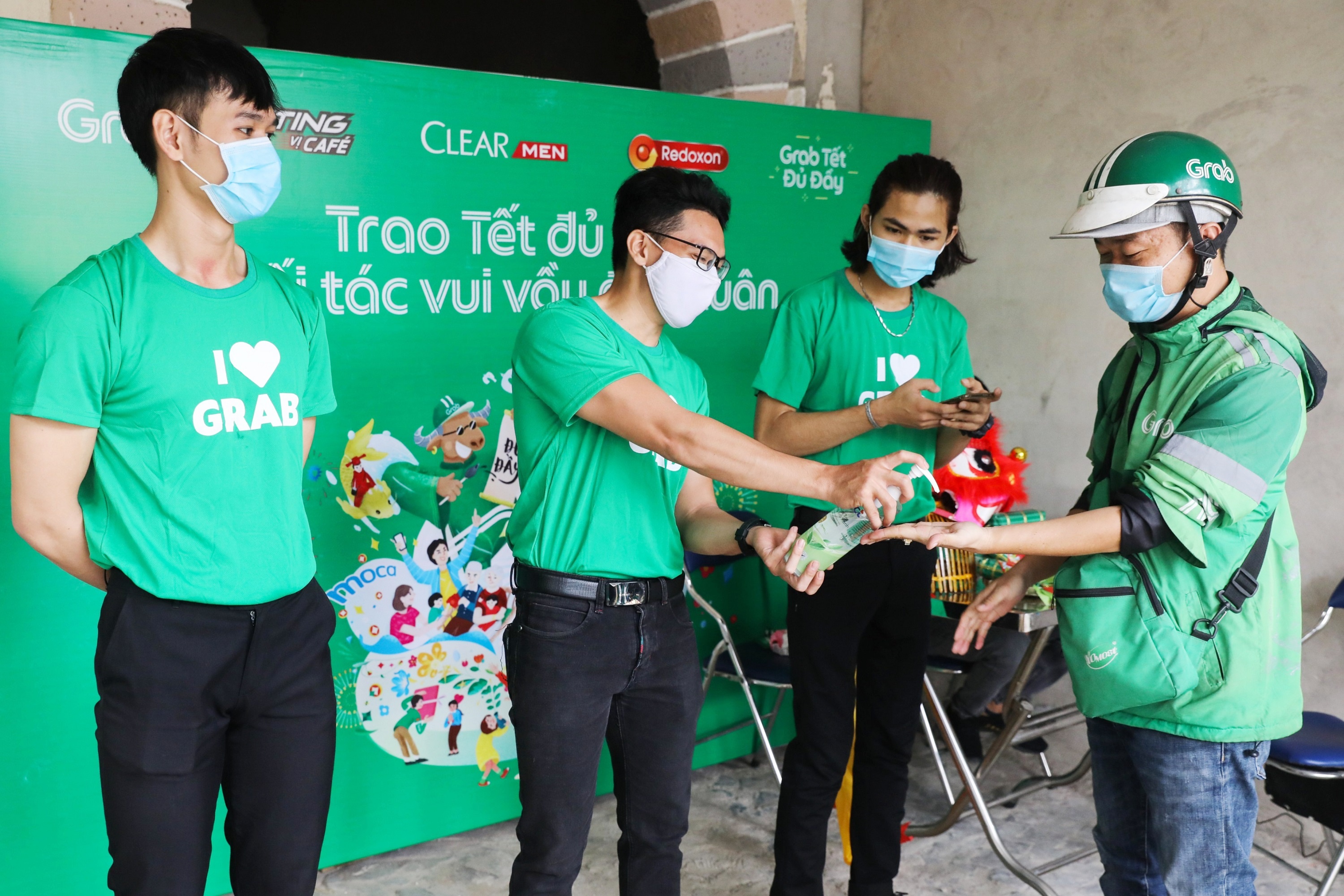 Cung Grab chung tay,  trao Tet du day anh 4