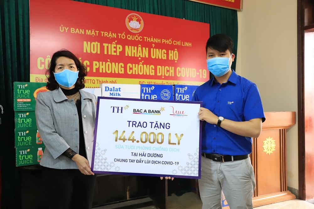 Trao 200.000 ly sua den tam dich Hai Duong, Quang Ninh hinh anh