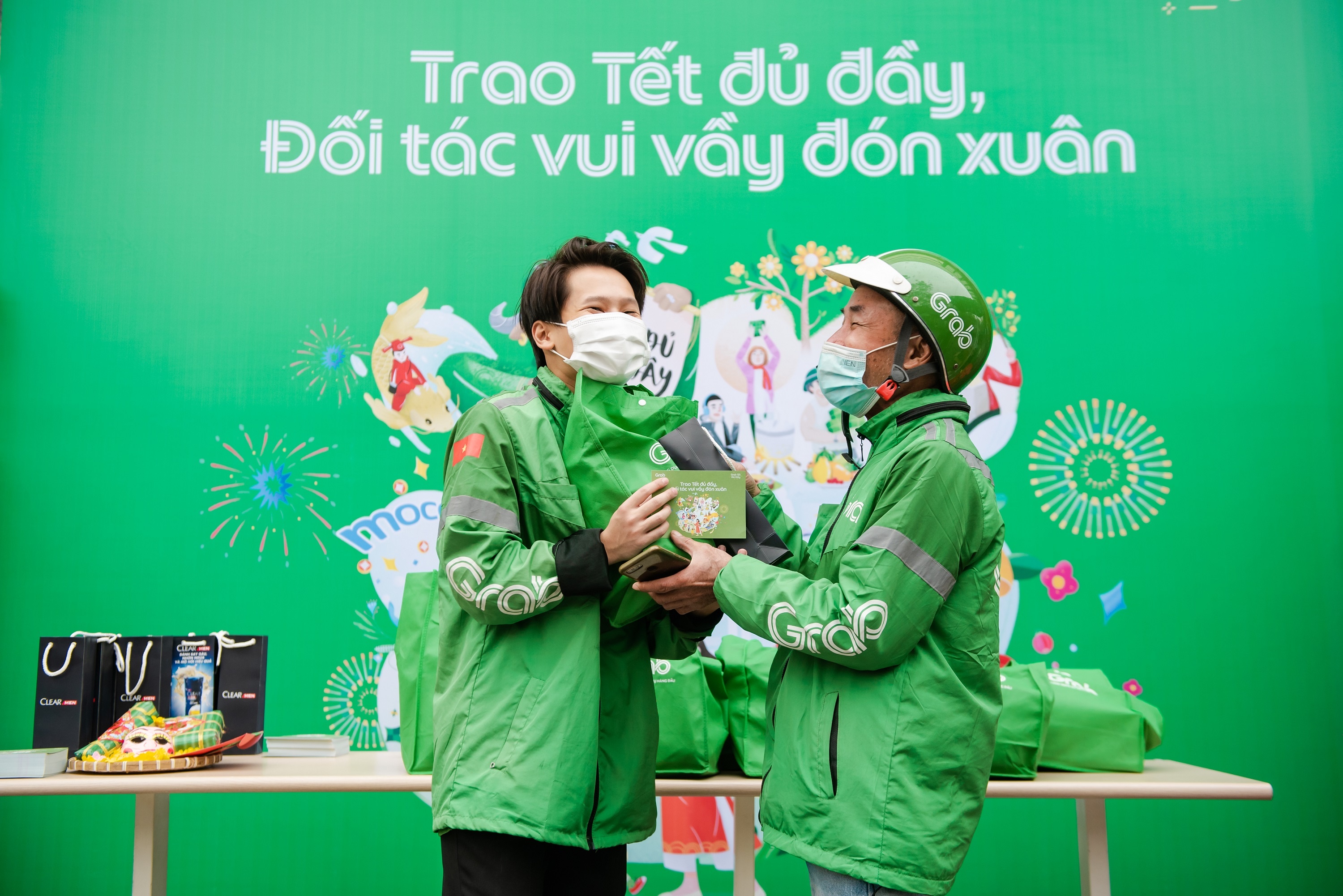 Cung Grab chung tay,  trao Tet du day anh 10