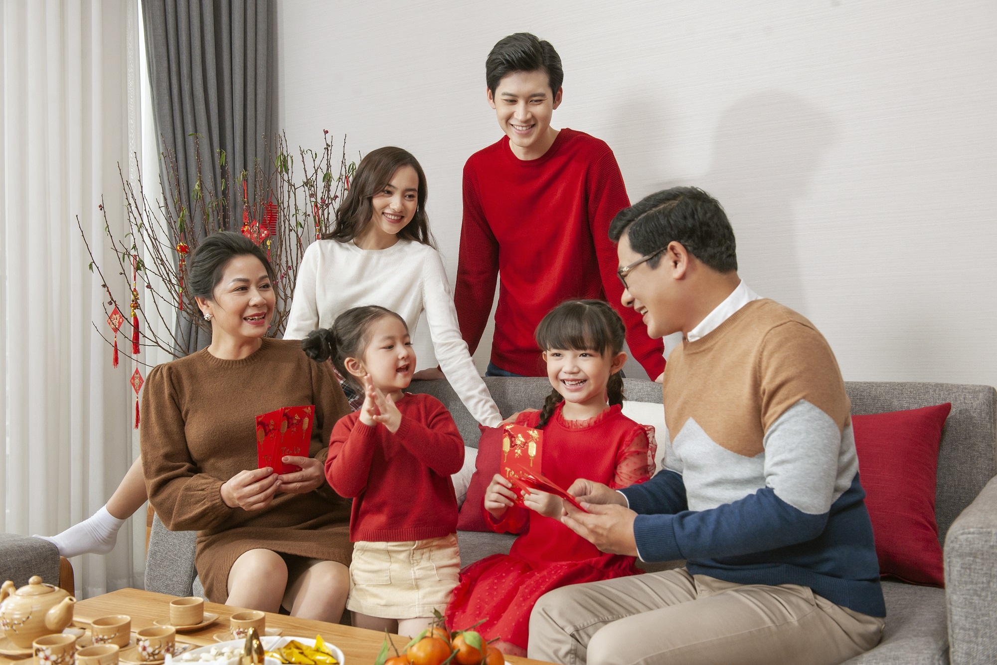 Bo suu tap 'Mac dep don Tet' cho ca gia dinh tu Canifa hinh anh