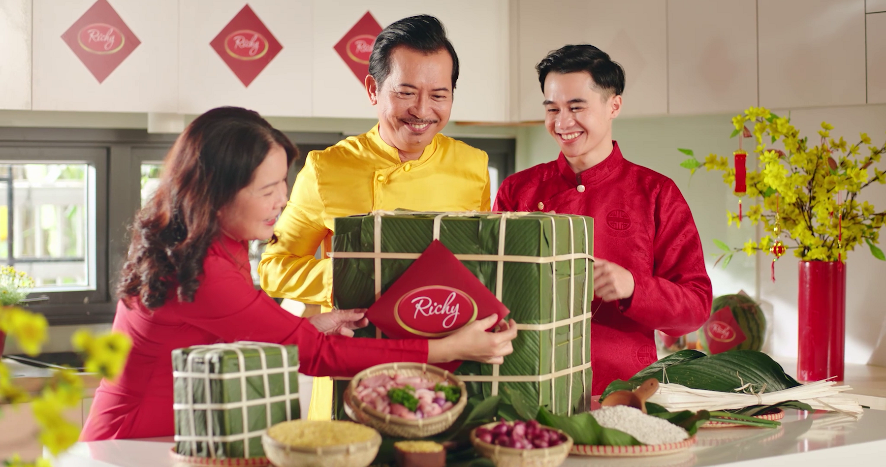 Rapper R.Tee 'khan Tet' theo cach rieng cua nguoi tre hinh anh