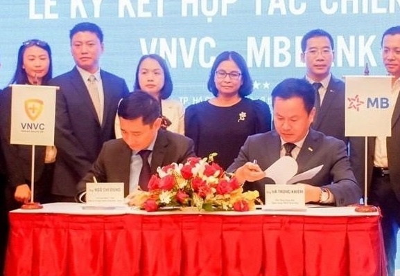 MBBank hop tac he thong tiem chung VNVC hinh anh