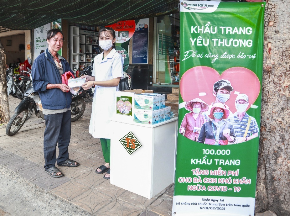 Trung Son Pharma tang 100.000 khau trang cho nguoi ngheo hinh anh