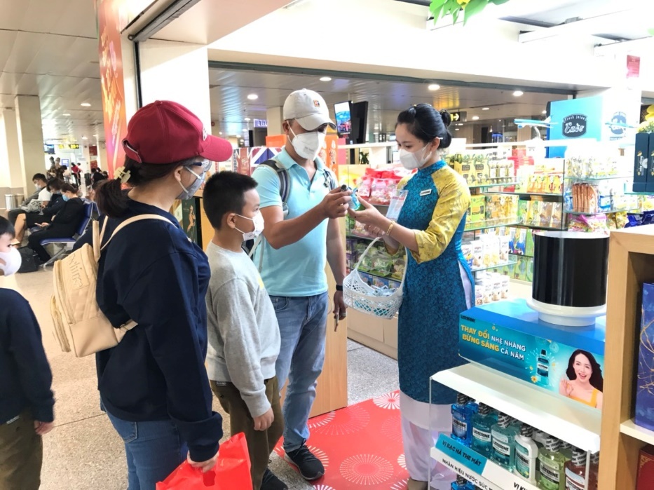 Listerine tang qua hanh khach, chung tay phong chong dich hinh anh
