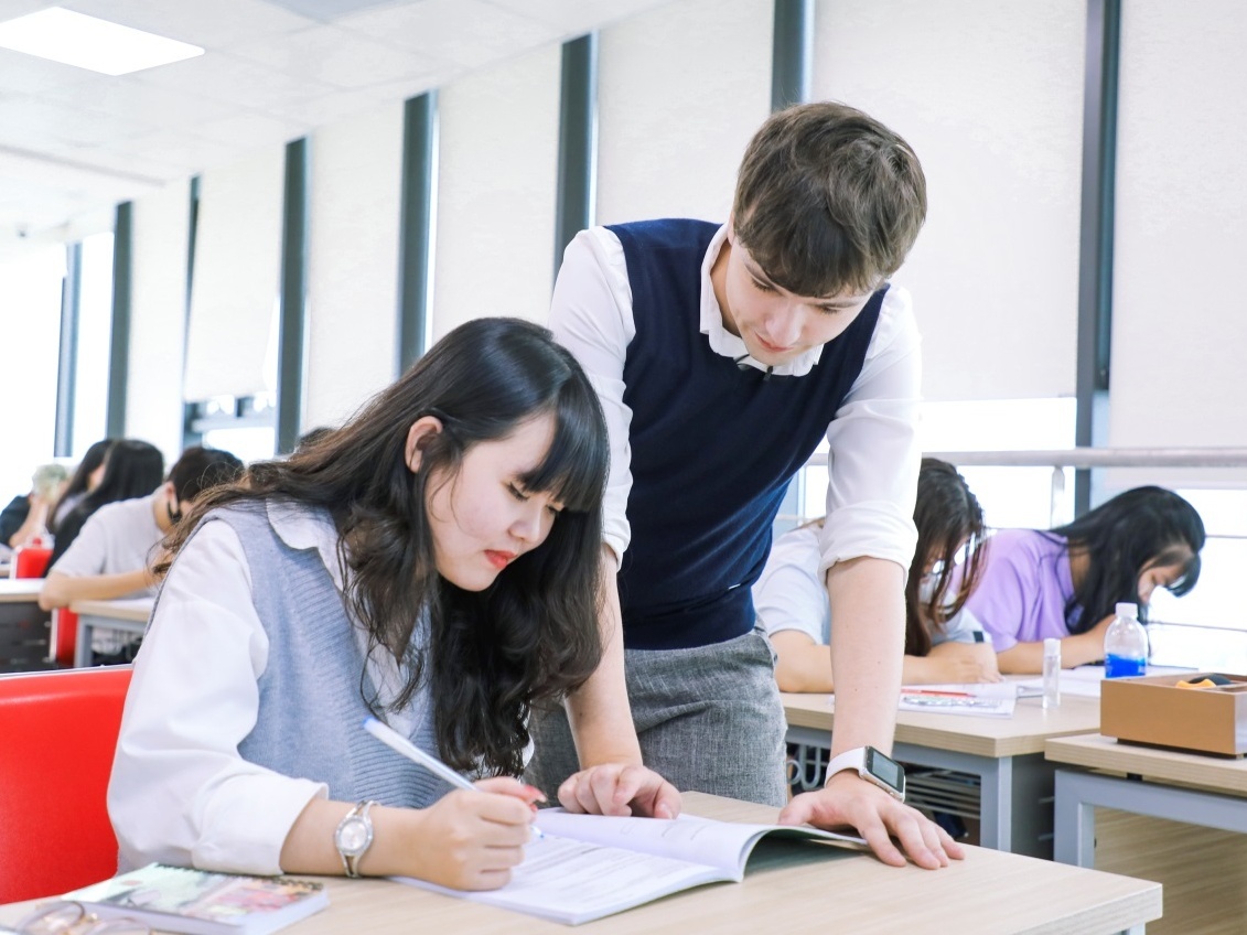 Rong mo tuong lai voi dai hoc song ngu quoc te hinh anh