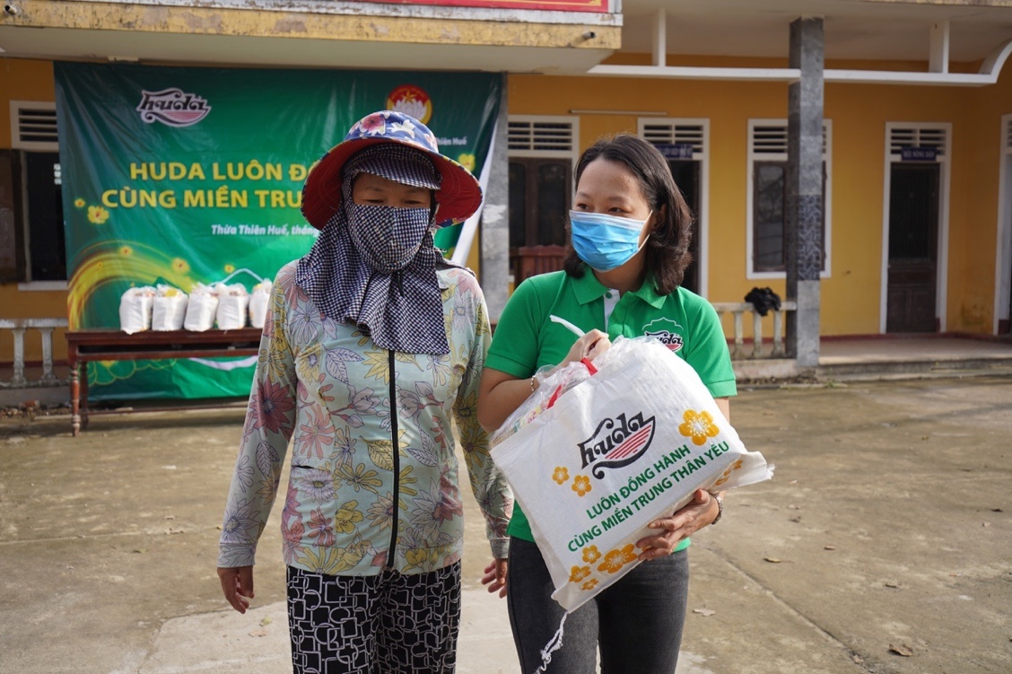 Hang nghin nguoi mien Trung nhan qua Tet tu Huda hinh anh