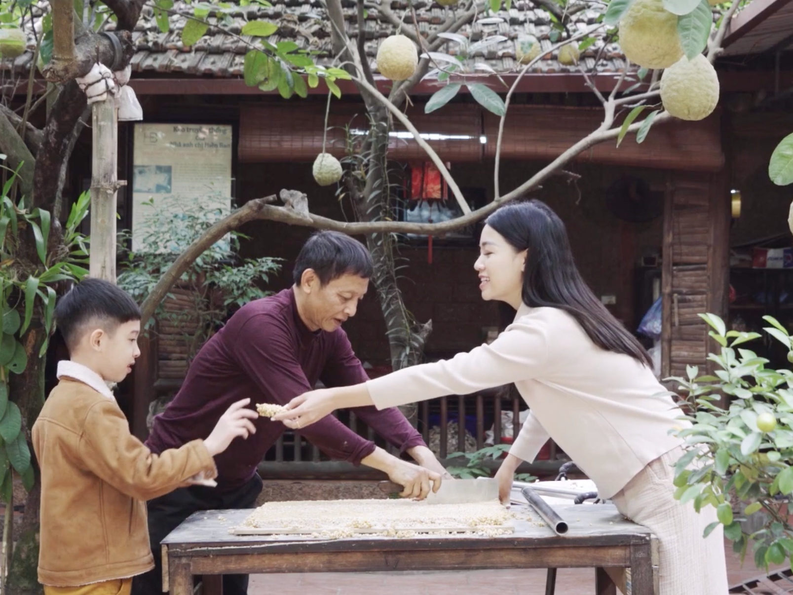 Video - Thu thach lam keo lac tai Duong Lam hinh anh