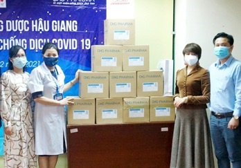 DHG trao 50.000 chai gel rua tay kho ho tro tuyen dau chong dich hinh anh