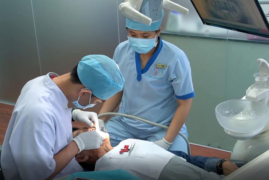 Qua trinh trong rang Implant khong dau cua Viet kieu My hinh anh