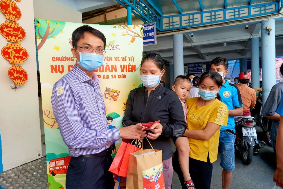 Chuong trinh 'Nu cuoi doan vien' trao tang 800 phan qua, ve xe Tet hinh anh