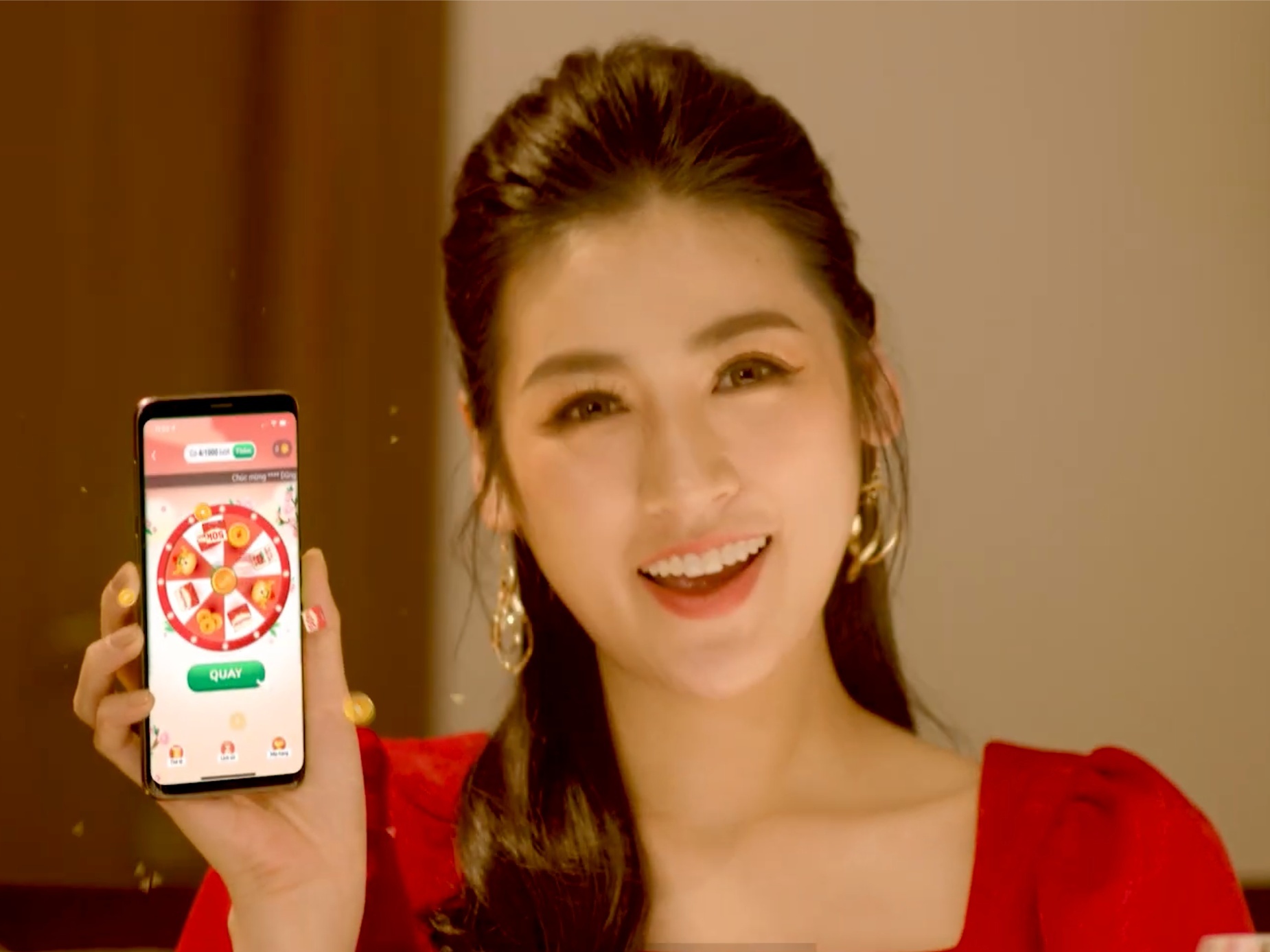 Video - Tu Anh tro thanh nang dau cong nghe, kheo leo lay long me chong hinh anh