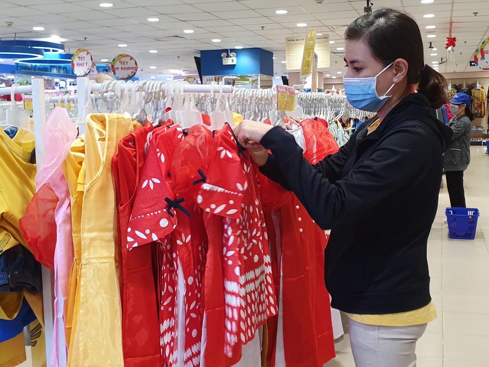 Suc mua tang, khuyen mai dam tai sieu thi hinh anh