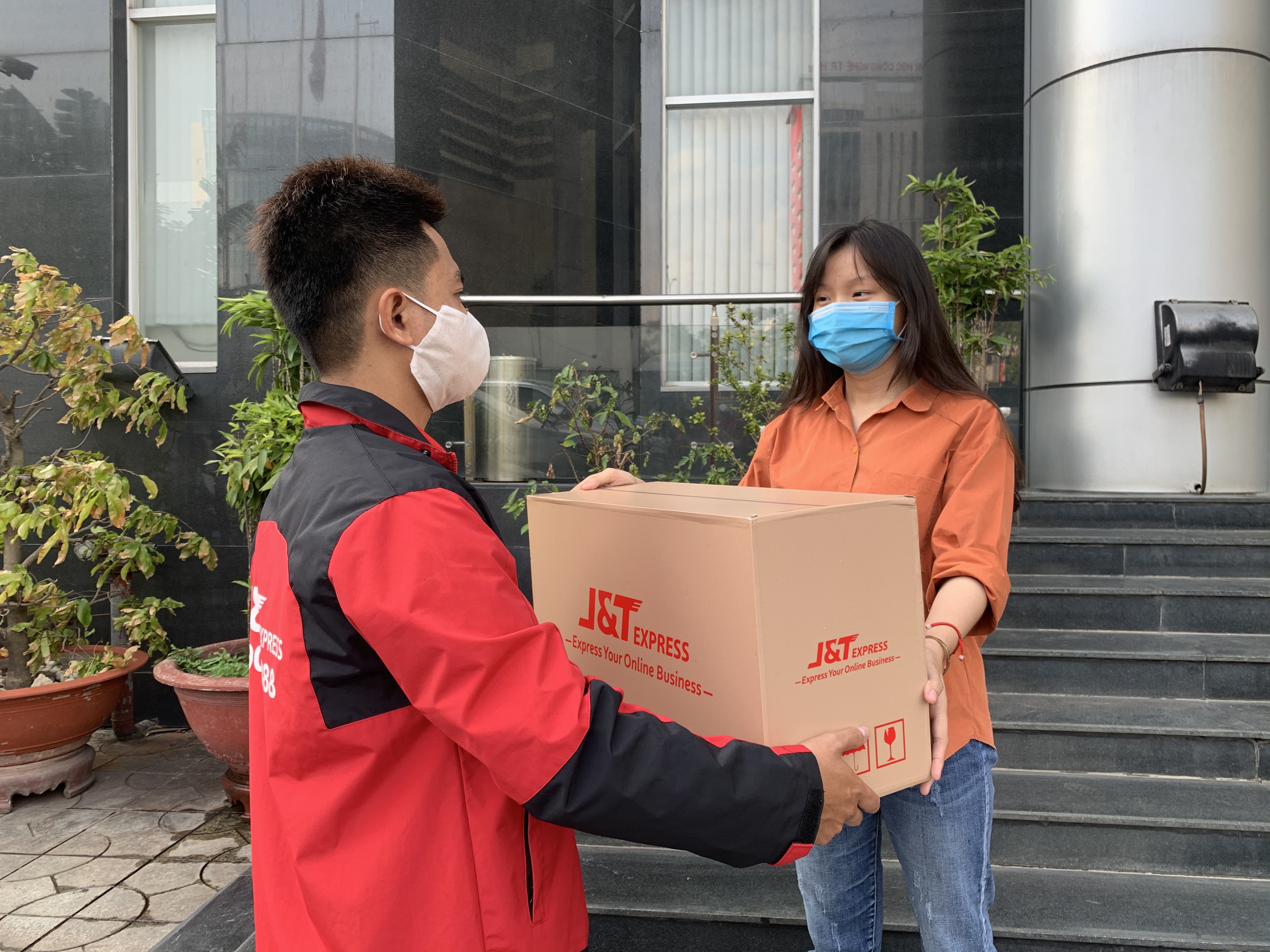 J&T Express rut ngan nghi Tet, ho tro nguoi ban dip cuoi nam hinh anh