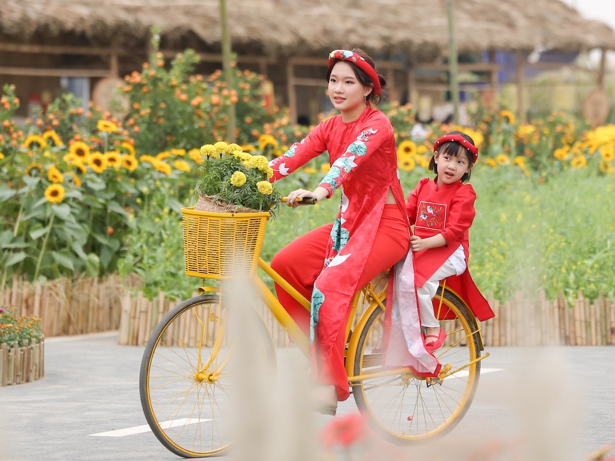 Ta ao dai Viet phap phoi tai duong hoa Home Hanoi Xuan hinh anh