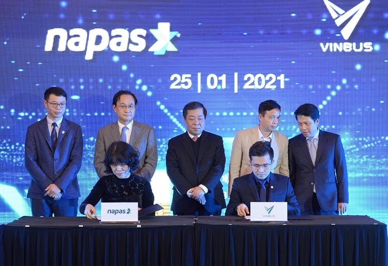 VinBus va NAPAS hop tac thanh toan the ve dien tu hinh anh