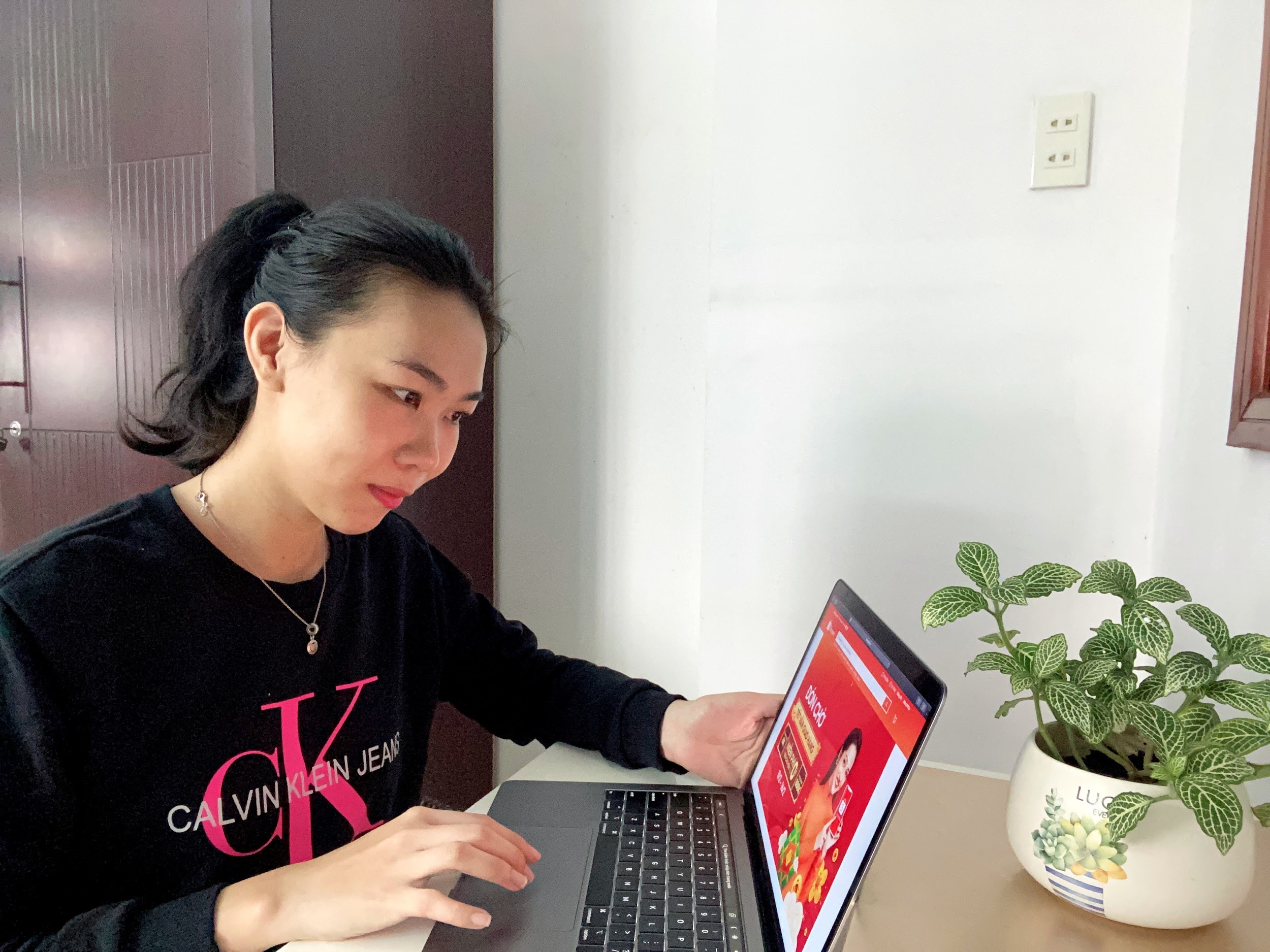 Nguoi dung mua sam xuyen Tet voi thuong mai dien tu hinh anh